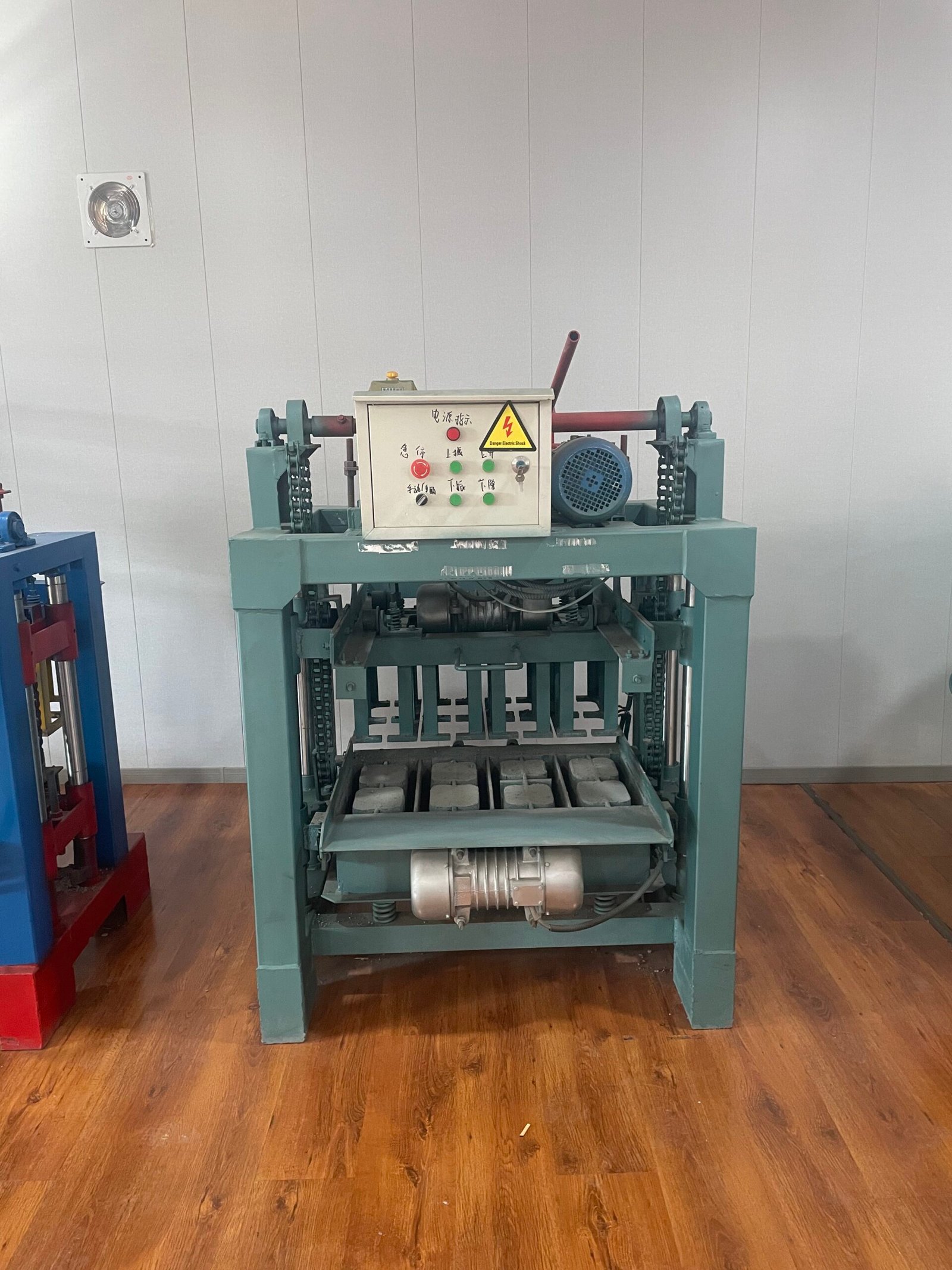 Front view of the VS-4-35B semi-automatic block making machine