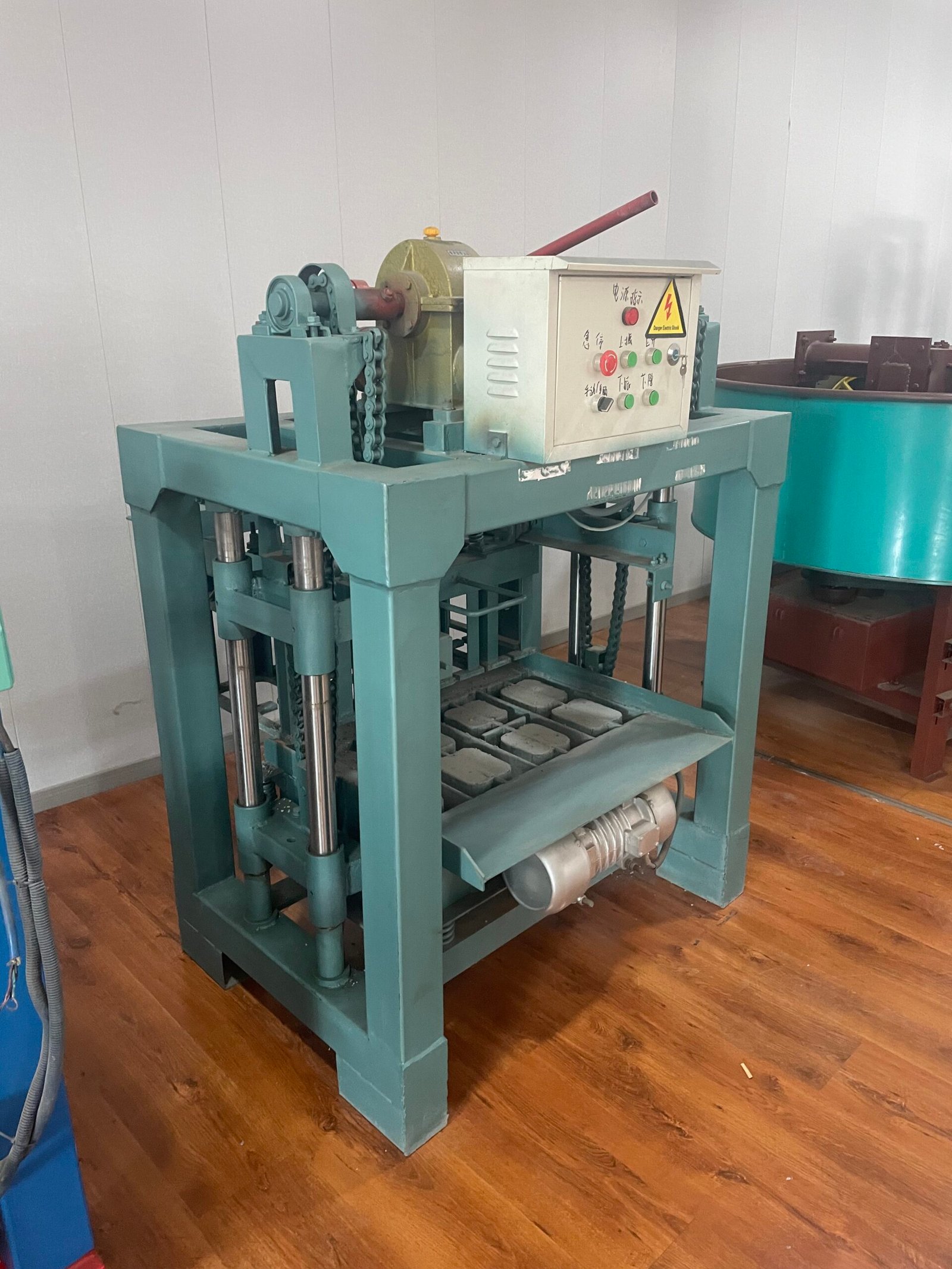 VS-4-35B mould, machine frame and control panel in the original workshop photograph